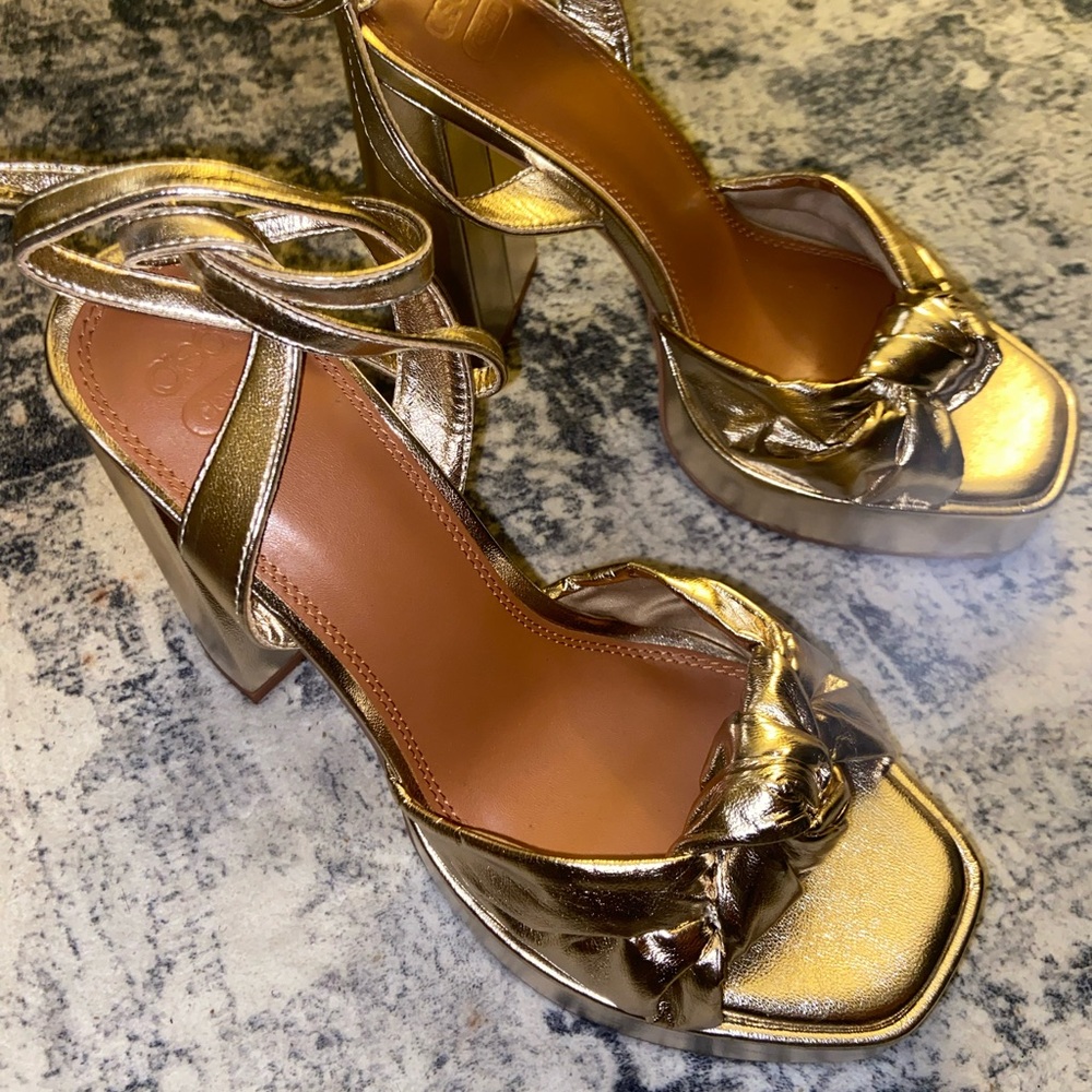 ASOS DESIGN Wide Fit Nikita knotted platform heeled sandals in gold- Size 9 - Picture 9 of 13